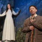 Salzburger Adventsingen 2025
"Der blinde Hirte" im Festspielhaus Salzburg
Im Bild Edwin Hochmuth als Blinder Hirte, dahinter Elisabeth Eder Marböck als Engel
Foto: Franz Neumayr 21.11.2025