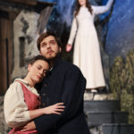 Salzburger Adventsingen 2025
"Der blinde Hirte" im Festspielhaus Salzburg
Im Bild Johannes Forster als Josef und Eva Maria Schinwald als Maria, dahinter Elisabeth Eder Marböck als Engel
Foto: Franz Neumayr 21.11.2025