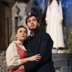 Salzburger Adventsingen 2025
"Der blinde Hirte" im Festspielhaus Salzburg
Im Bild Johannes Forster als Josef und Eva Maria Schinwald als Maria, dahinter Elisabeth Eder Marböck als Engel
Foto: Franz Neumayr 21.11.2025