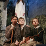 Salzburger Adventsingen 2025
"Der blinde Hirte" im Festspielhaus Salzburg
Im Bild Edwin Hochmuth als Blinder Hirte mit den Hirtenkindern, dahinter Elisabeth Eder Marböck als Engel
Foto: Franz Neumayr 21.11.2025