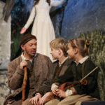 Salzburger Adventsingen 2025
"Der blinde Hirte" im Festspielhaus Salzburg
Im Bild Edwin Hochmuth als Blinder Hirte mit den Hirtenkindern, dahinter Elisabeth Eder Marböck als Engel
Foto: Franz Neumayr 21.11.2025